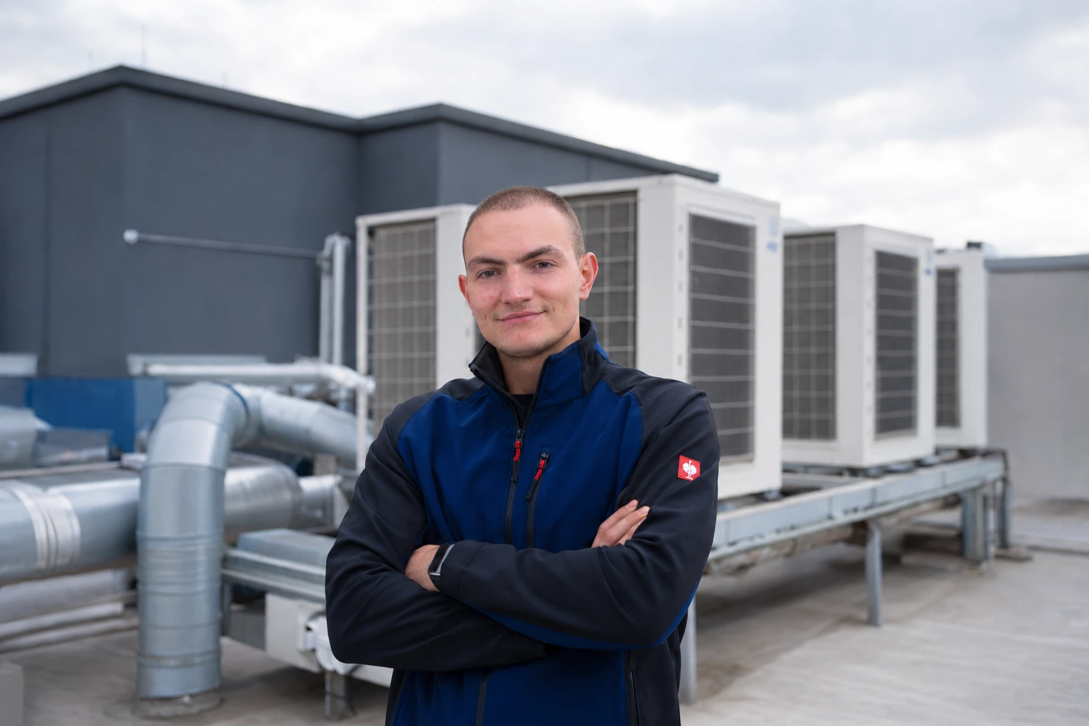 ZimaTec Techniker vor Klimaanlagen auf einem Dach